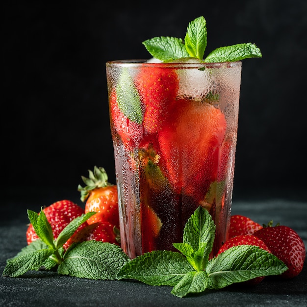 Limonada fresca con hielo, menta y fresa.