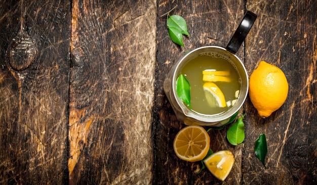 Limonada fresca en una jarra con rodajas de limón.