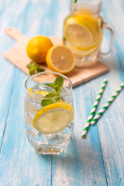 Limonada fresca con limón en vidrio sobre fondo de madera