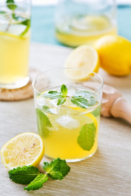 Limonada fresca con menta en vasos