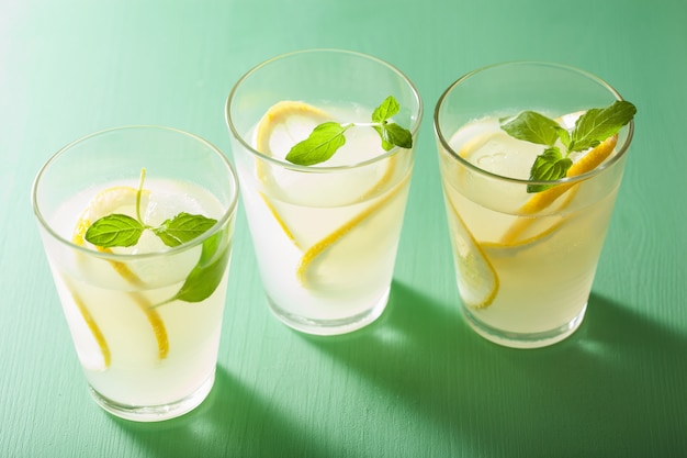 Limonada fresca con menta en vasos