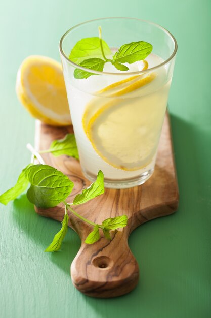 Limonada fresca con menta en vasos