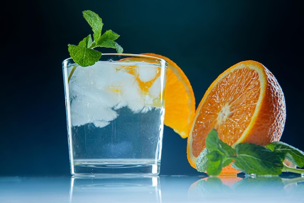 Limonada fresca con naranja menta y hielo en frasco de vidrio sobre fondo azul oscuro Bebida fría de verano y cóctel