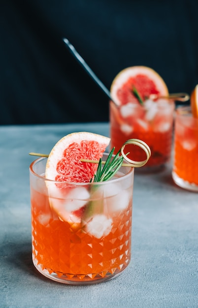 Limonada fresca con romero y pomelo en vaso con hielo, bebida de verano.