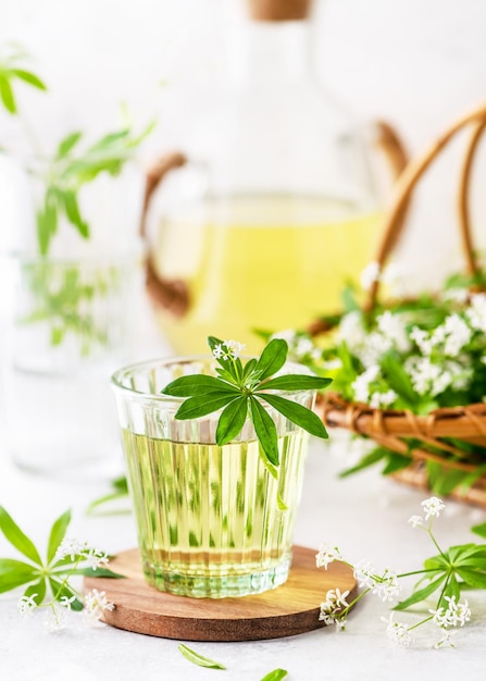 Limonada fresca saludable con jugo de lima limón y jarabe de aspérula