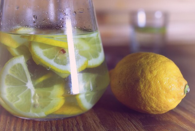 Foto limonada fresca en vaso de limón