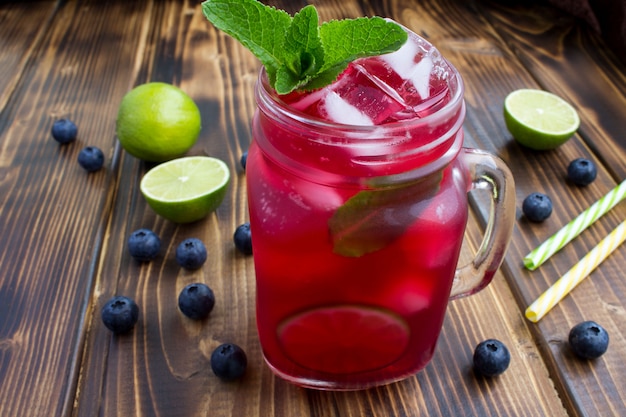 Limonada fría con arándanos, lima y menta