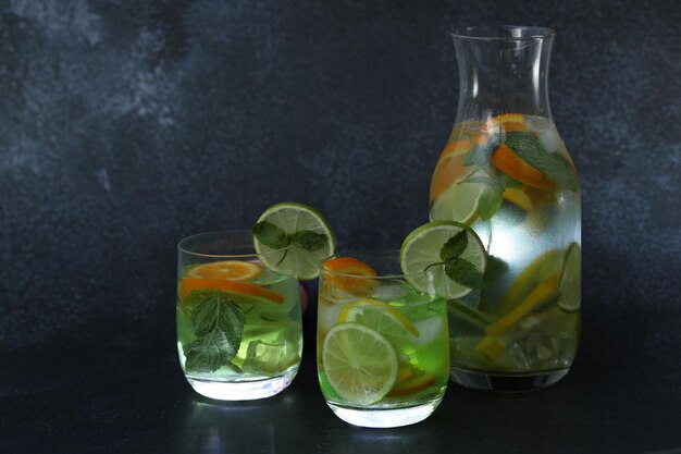 limonada fría de cítricos con hielo, limón, menta, lima y naranja