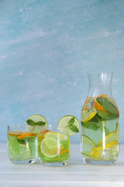 limonada fría de cítricos con hielo, limón, menta, lima y naranja