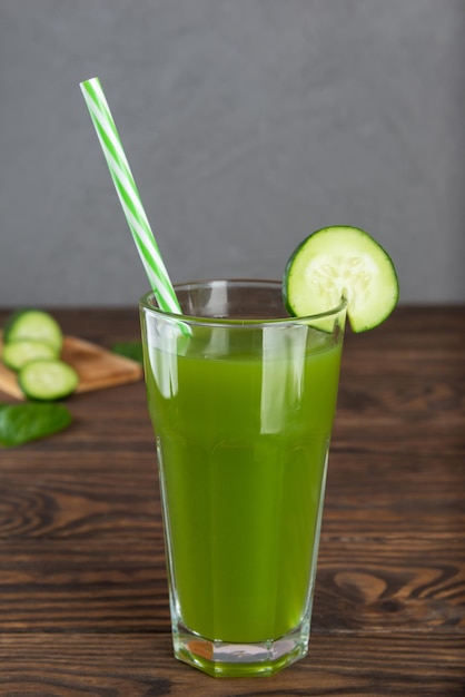 Limonada fria de pepino com manjericão e limão em um copo