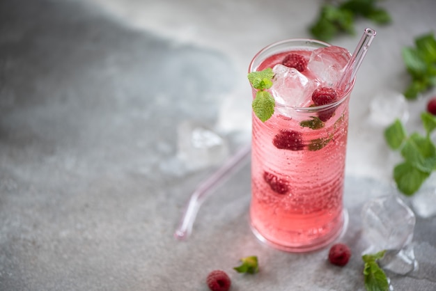 Limonada fría con frambuesas frescas y menta en vasos altos