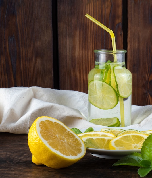 Limonada fría con hielo sobre fondo de madera