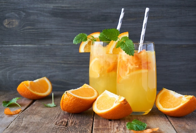 Limonada fría de naranja sobre una mesa de madera