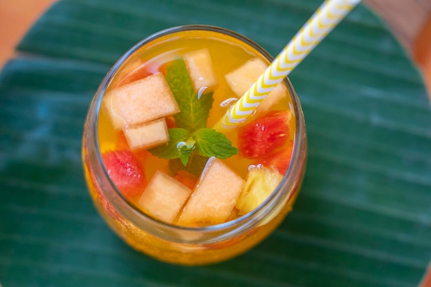 Limonada de frutas de melones de fresas rojas y piña en un vaso Cerrar Bebida refrescante de trozos de fruta