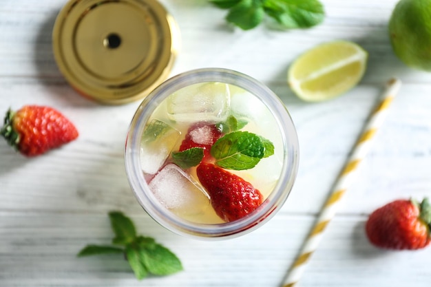 Limonada de frutas en tarro de albañil sobre mesa de madera