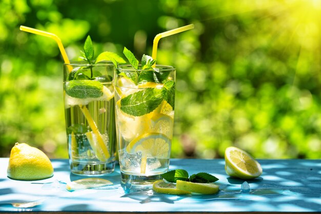 Limonada gelada caseira em copos com canudos