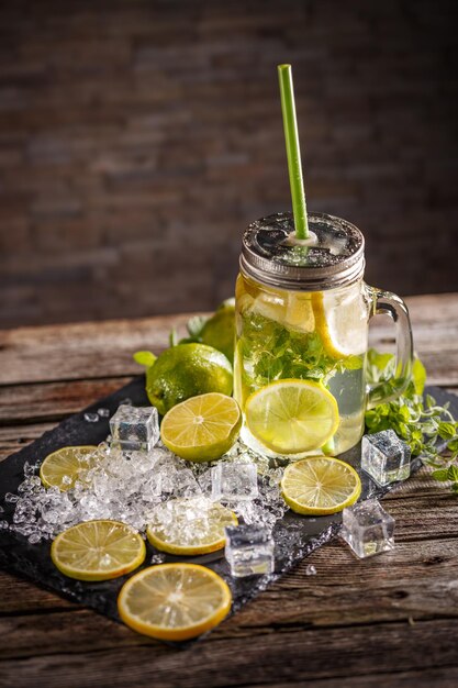 Limonada gelada com folha de hortelã