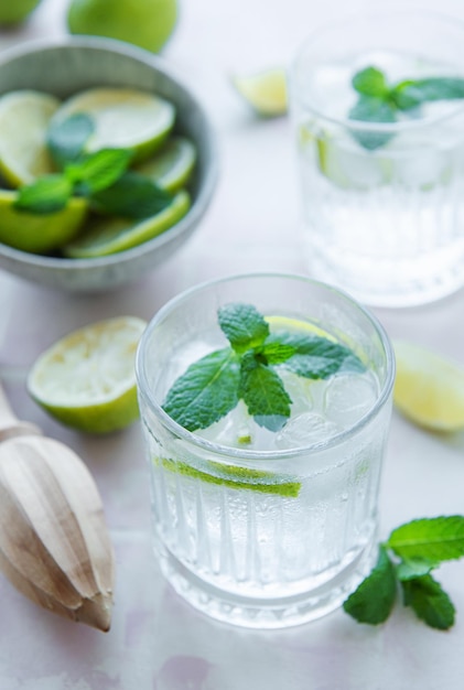 Limonada gelada com limão fresco e suco