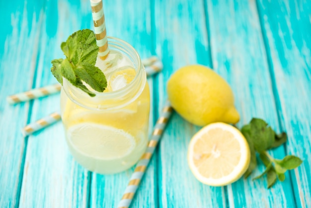 Limonada helada casera en un espacio rústico