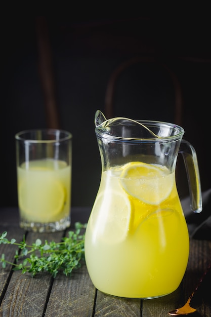 Limonada helada en un vaso sobre una mesa de madera