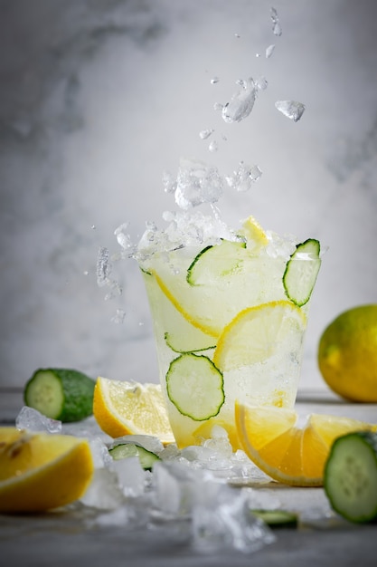 Limonada helada de verano con pepino. Bebida refrescante con hielo durante el calor.