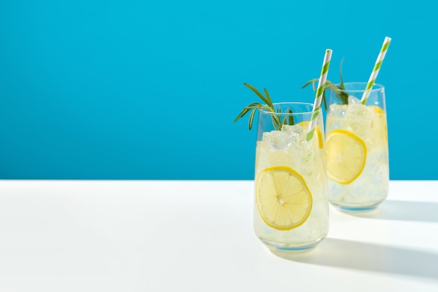 Limonada de hielo de vidrio con romero en azul