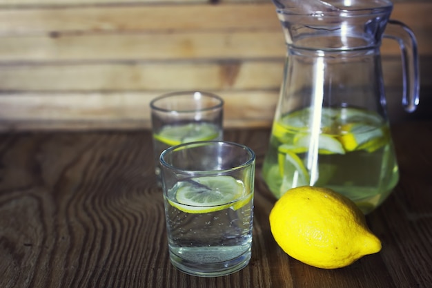 Limonada en jarra de limón