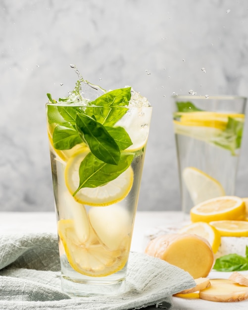 Limonada de jengibre con albahaca en vaso alto