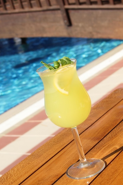 limonada junto a la piscina