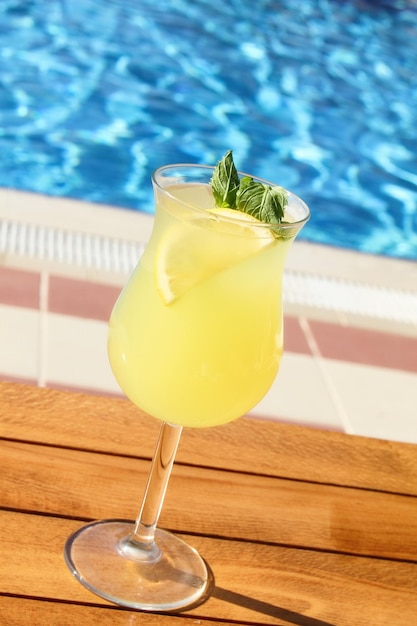 limonada junto a la piscina