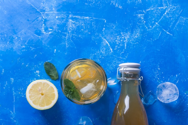 Foto la limonada kombucha es una bebida fermentada hecha de té y limón, producida usando cultivo scoby