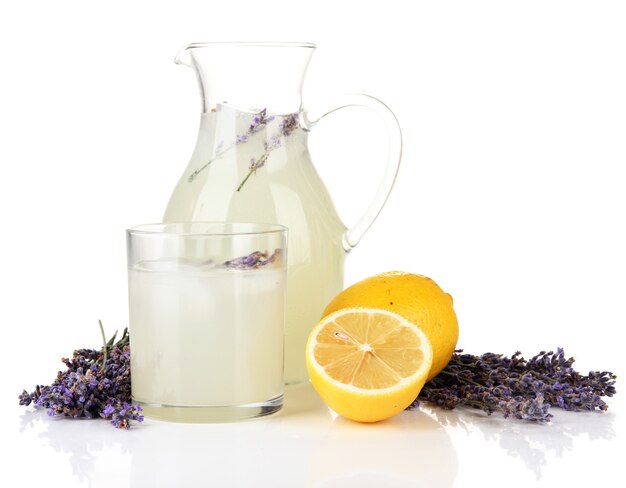 Limonada de lavanda, aislado en blanco