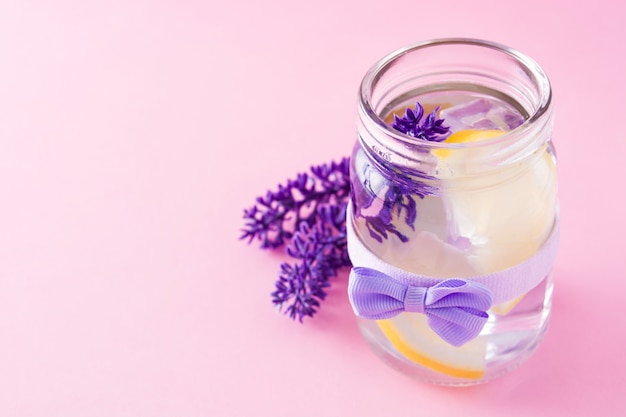 Limonada de lavanda en un frasco de vidrio