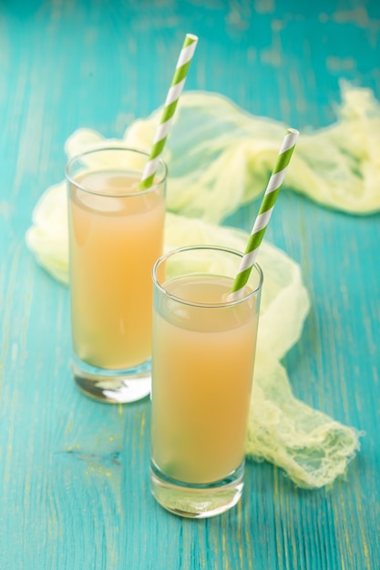 Limonada de lavanda con jugo de limón fresco sobre superficie azul