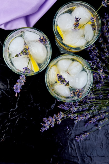 Limonada de lavanda con limón y hielo.