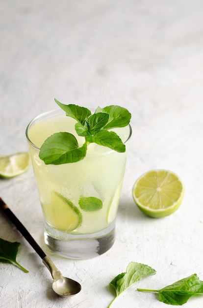 Limonada de lima con limas y hojas de menta