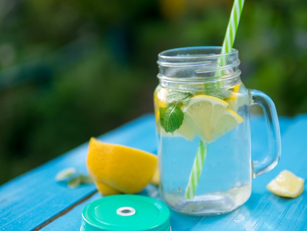 Limonada con limón y menta y copia espacio.