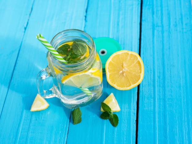 Limonada con limón y menta en una jarra de vidrio.