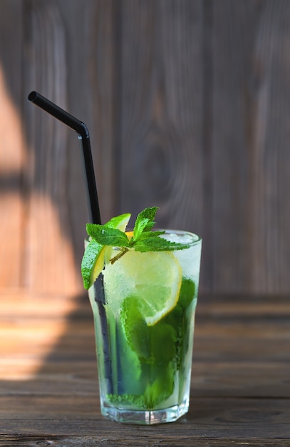 Limonada con limón, menta en una mesa de madera. Bebida de verano