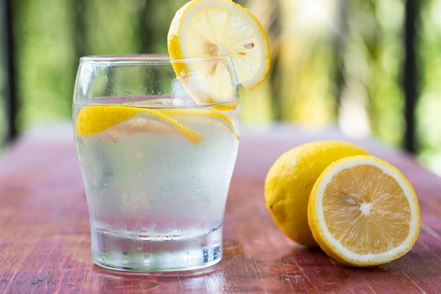 Limonada y limones frescos en la mesa de madera