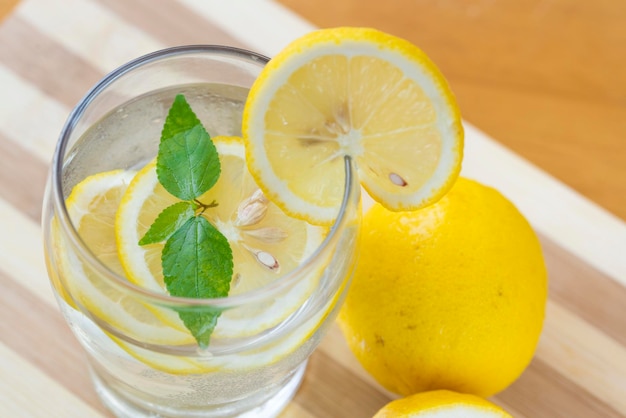 Limonada y limones frescos en la mesa de madera