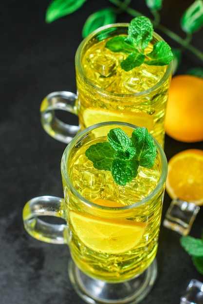 Limonada de menta con hielo en vasos