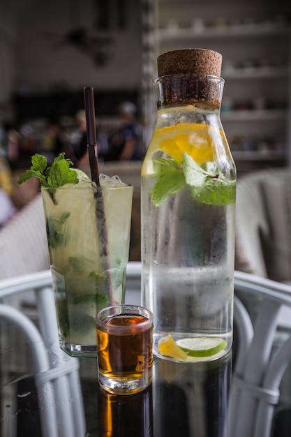 Limonada con miel para beber en el café