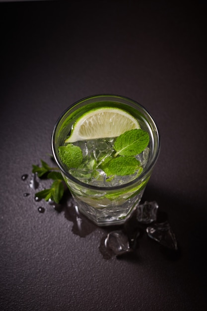 Limonada mojito refrescante de verão em um copo