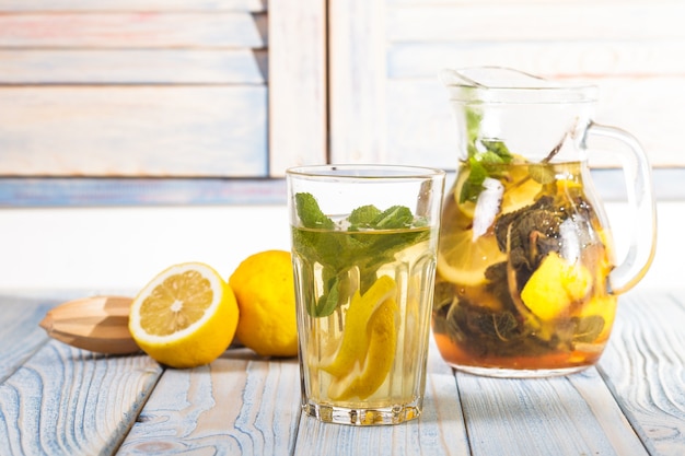 Limonada na mesa da cozinha