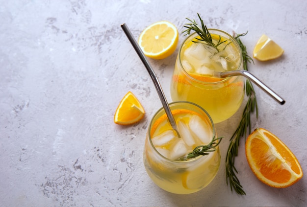 Foto limonada con naranja y hielo