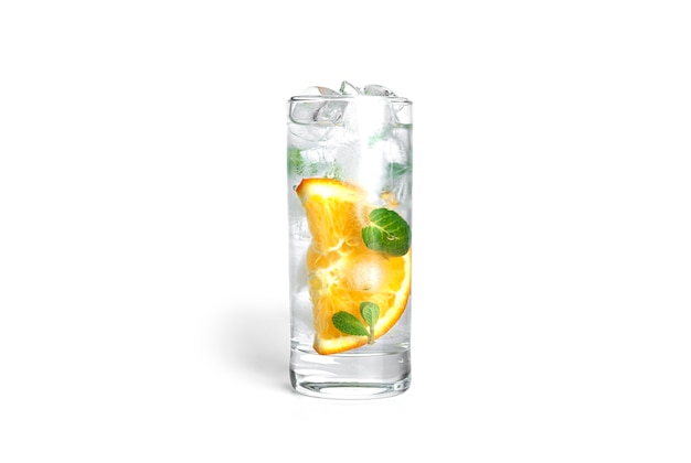 Limonada de naranja con menta y hielo en un vaso transparente aislado.