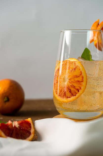 Limonada de naranja siciliana roja Limonada de naranja fresca hecha de naranjas frescas Limonada natural a base de jugo de naranja sin azúcar copyspace Limonada de naranja casera sobre un fondo gris claro