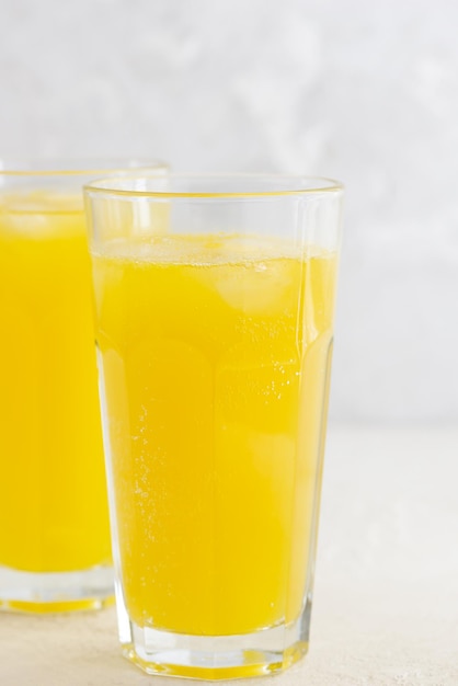 Limonada de naranja en vasos sobre una mesa de luz