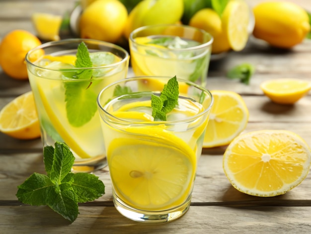 Limonada natural com hortelã e fruta fresca em mesa de madeira